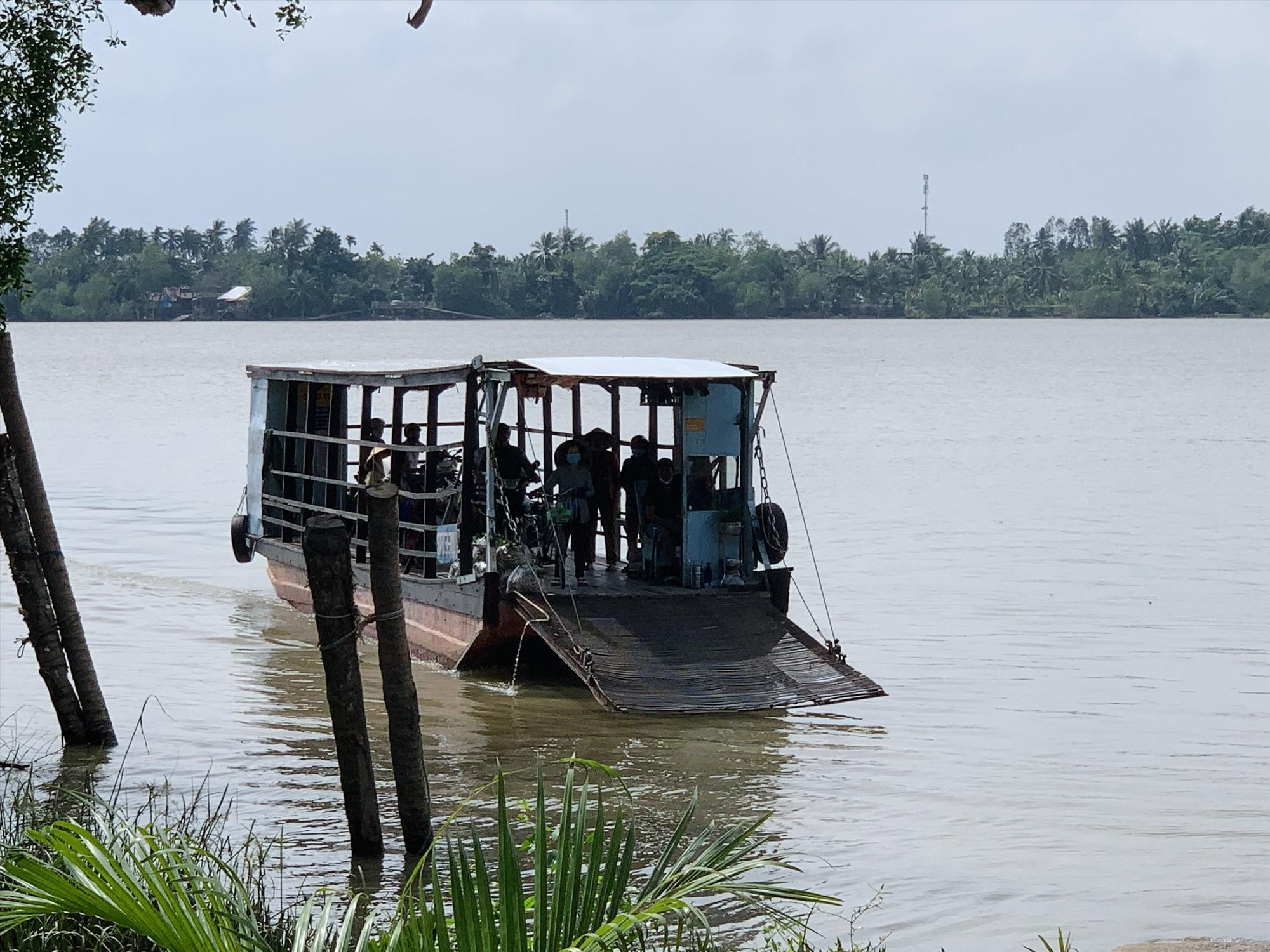 Tình trạng người tham gia trên tàu khách chưa mặc áo phao vẫn còn diễn. Ảnh: Phương Anh