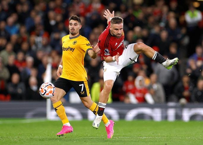 Hậu vệ lập công, Man United thoát hiểm sân nhà Old Trafford - Ảnh 1.