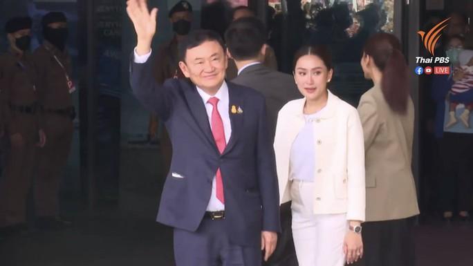 Cựu Thủ tướng Thaksin Shinawatra về tới Thái Lan - Ảnh 1.