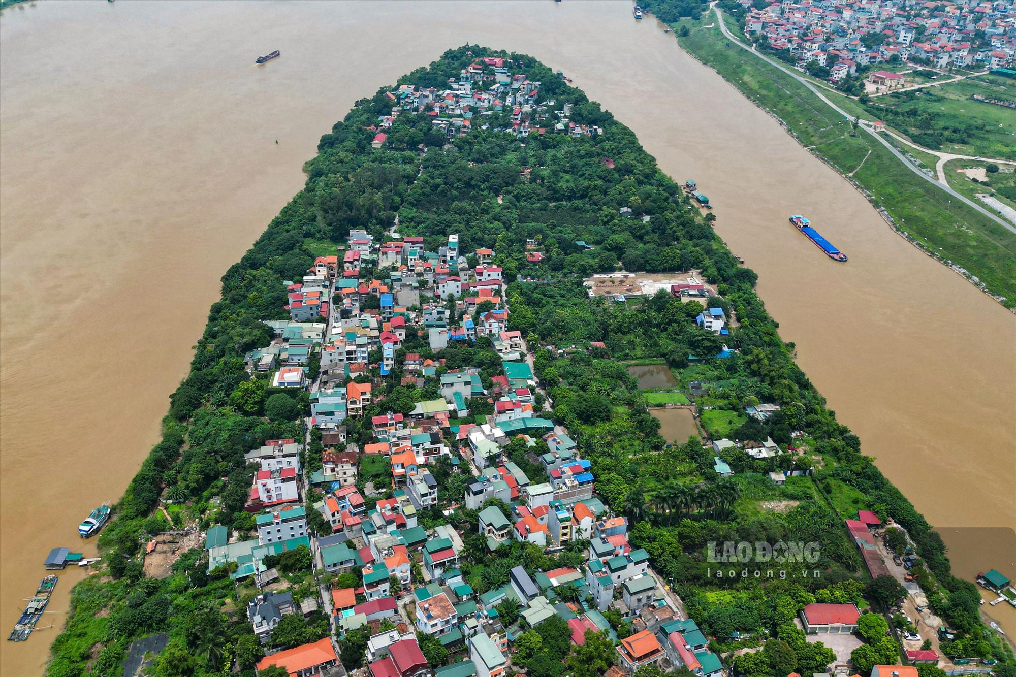 Cụ thể, tại Quy hoạch 257/QĐ-TTg ngày 18.2.2016 (sửa đổi, bổ sung một số điều tại Quyết định số 429/QĐ-TTg ngày 21.4.2023), phê duyệt Quy hoạch phòng chống lũ và quy hoạch đê điều hệ thống sông Hồng, sông Thái Bình, khu vực dân cư Bắc Cầu nằm sát bờ ngã ba sông Hồng và sông Đuống, thuộc khu vực lòng sông co hẹp, tốc độ dòng chảy cao, dễ bị sạt lở gây mất an toàn khi có lũ nên cần phải di dời.