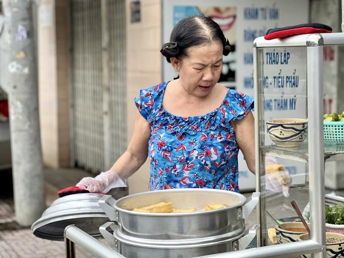 TP HCM: Món ăn lạ mà quen gây thương nhớ ở quận 7 - Ảnh 4.