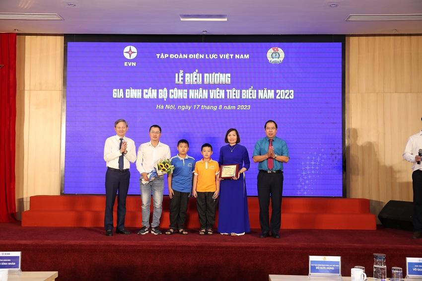 Tôn vinh gia đình công nhân lao động tiêu biểu