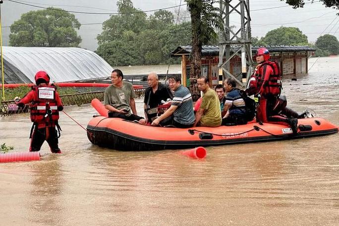 Lượng mưa cao kỷ lục, đường phố Hồng Kông chìm trong “biển nước” - Ảnh 7.