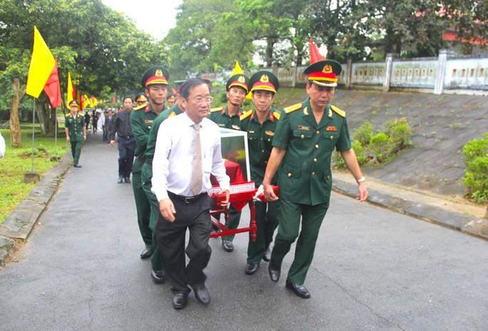 Xúc động lễ truy điệu, an táng 30 hài cốt liệt sĩ  - Ảnh 1.