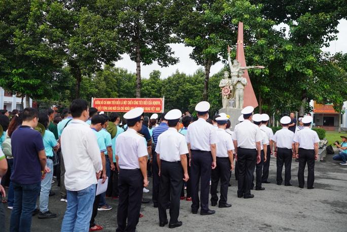 185 đại biểu TP HCM thăm cán bộ, chiến sĩ và nhân dân vùng biển Tây Nam - Ảnh 2.