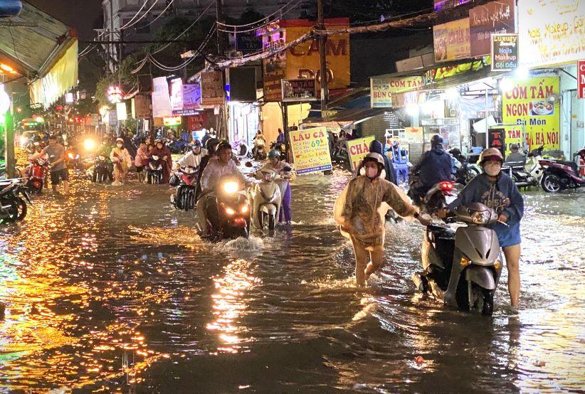 Người dân bì bõm dắt xe chết máy qua dòng nước ngập cả bánh xe trên đường Lê Đức Thọ (đoạn trước trụ sở Công an P.13, Q.Gò Vấp)Người dân bì bõm dắt xe chết máy qua dòng nước ngập cả bánh xe trên đường Lê Đức Thọ (đoạn trước trụ sở Công an P.13, Q.Gò Vấp)