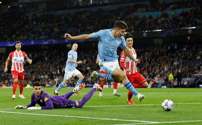 Man City ngược dòng hạ Crvena Zvezda, Barcelona vùi dập Antwerp - Ảnh 3.