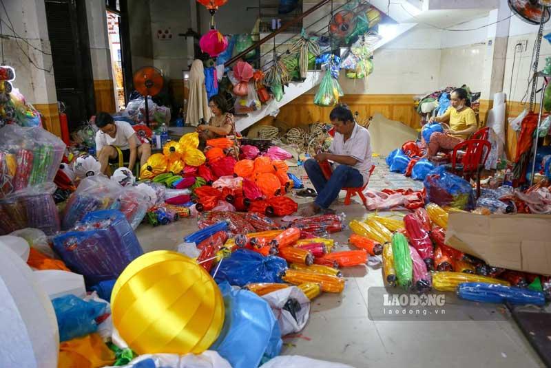 Những ngày này, trong cơ sở sản xuất đèn lồng Minh Hiền (phường Minh An, TP. Hội An, Quảng Nam), chị Trần Thị Thu Hà đang cùng 5 người khác tất bật hoàn thiện các đơn đặt hàng để giao cho khách. Dịp Tết Trung thu này, mỗi ngày cơ sở Minh Hiền cung cấp ra thị trường từ 200 – 600 chiếc đèn lồng, nhiều gấp 3 lần so với ngày thường.