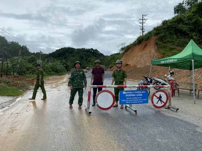 Sạt lở nghiêm trọng trên Quốc lộ 8A, đường đi Cửa khẩu quốc tế Cầu Treo bị tê liệt - Ảnh 5.