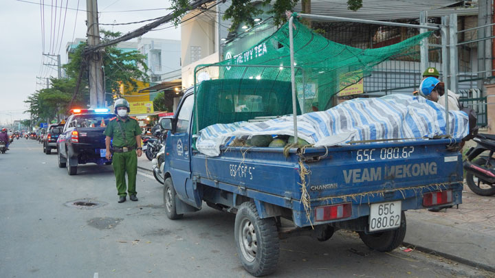 Chánh Văn phòng Ban ATGT TP Cần Thơ thông tin thêm, Ban đã phối hợp với các đơn vị liên quan để ra quân nhắc nhở cũng như xử phạt nhiều trường hợp buôn bán dưới lòng đường. Theo ông Ngoan, mức xử phạt đối với xe tải là 2,5 triệu đồng và xe máy là 150 nghìn đồng.