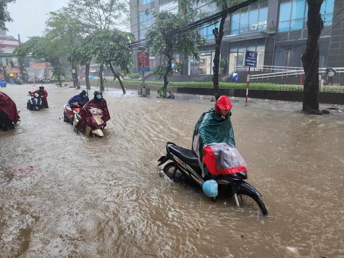 Giao thông Hà Nội tê liệt trong trận mưa lớn đầu ngày - Ảnh 12.