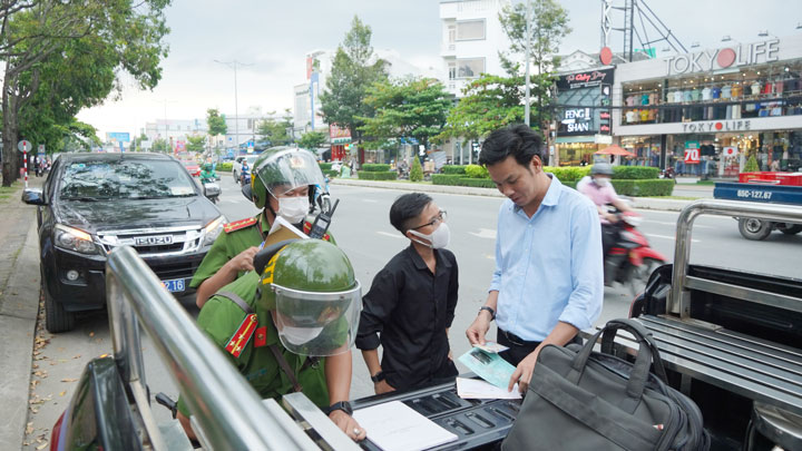 Trao đổi với Báo Lao Động, ông Mai Minh Ngoan - Chánh Văn phòng Ban an toàn giao thông (ATGT) TP Cần Thơ - cho biết, hành vi vi phạm của người bán và người mua đã gây ảnh hưởng trực tiếp tới tình hình mất trật tự ATGT và có nguy cơ cao dẫn đến những vụ tai nạn giao thông (TNGT) không đáng có cho chính bản thân mình và người khác.