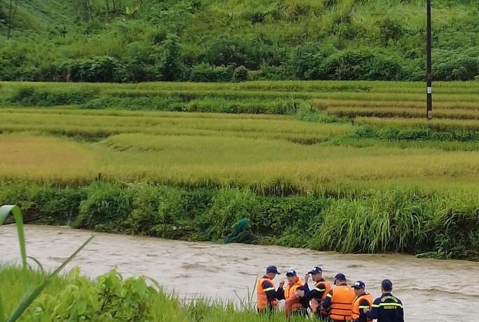 Sạt lở đất, 3 người đi đường bị đẩy trôi xuống suối mất tích - Ảnh 1.