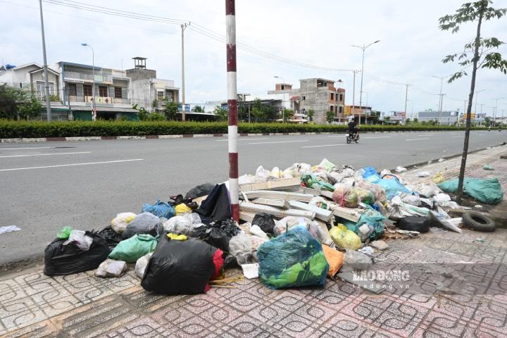 Gần khu công nghiệp Giao Long (huyện Châu Thành, tỉnh Bến Tre) một số đoạn rác thải không được thu gom, xử lý đúng chỗ để lấn chiếm vỉa hè.