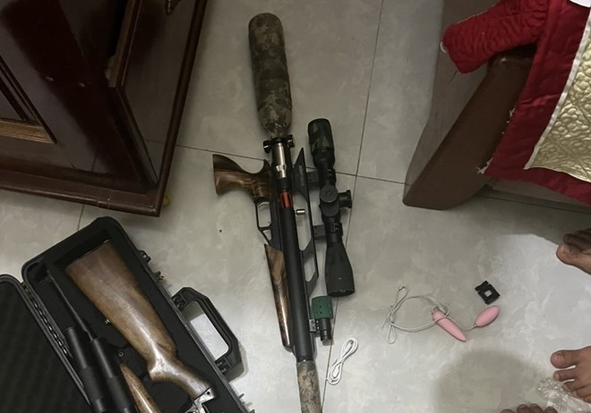 Bắt 2 đối tượng chế tạo, mua bán súng quân dụng trái phép