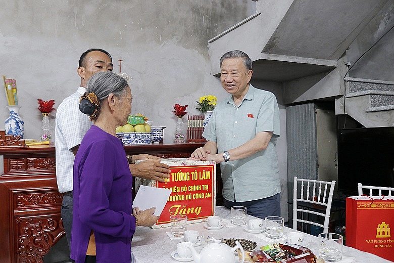 Đại tướng Tô Lâm thăm, tặng quà hai gia đình tại tỉnh Hưng Yên