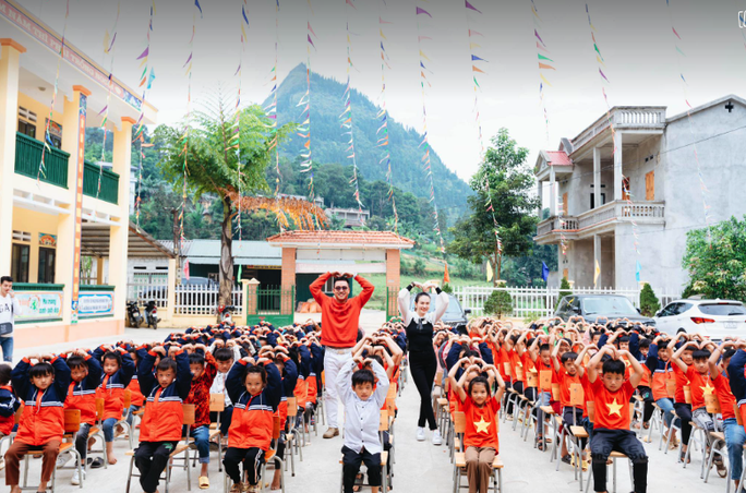 Tuấn Hưng cùng bà xã xây nhà ăn cho trẻ em khó khăn Lào Cai - Ảnh 1.