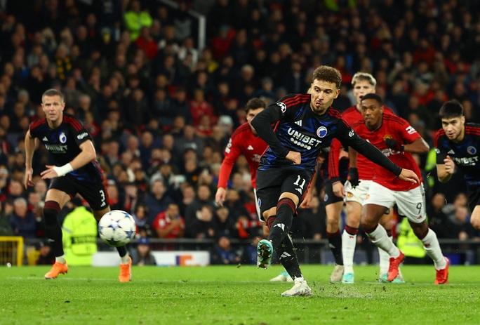 Maguire và Onana tỏa sáng, Man United thắng nghẹt thở ở Champions League - Ảnh 7.