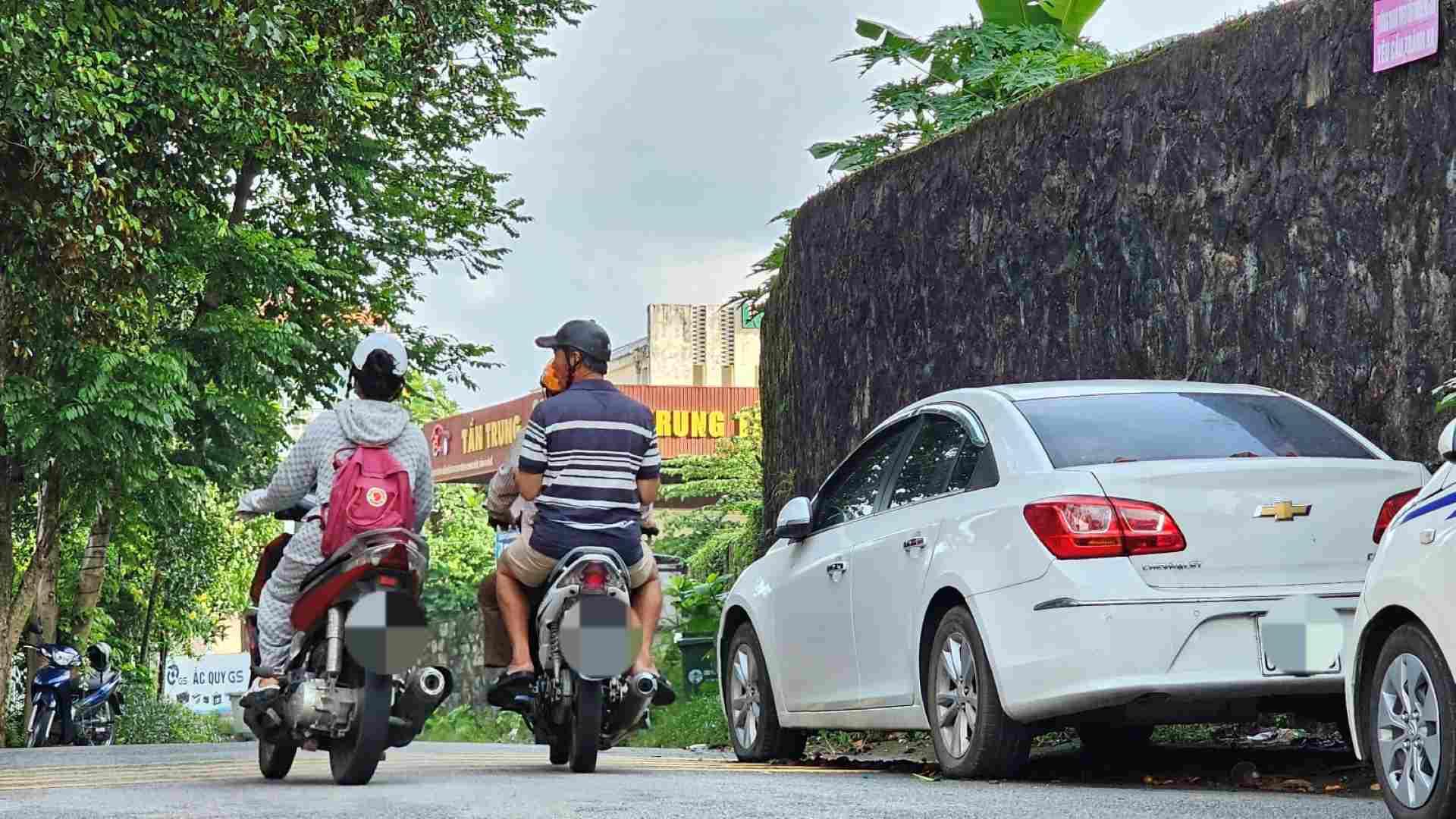 Qua quan sát, phía bên trong khuôn viên trường Đại học Phú Xuân có địa hình rất cao, nền đất cao hơn nhiều so với mặt đường. Do đó, dãy tường rào được xây lên không chỉ để bảo vệ khuôn viên mà còn đảm nhận nhiệm vụ trấn giữ nền đất không bị sạt lở.