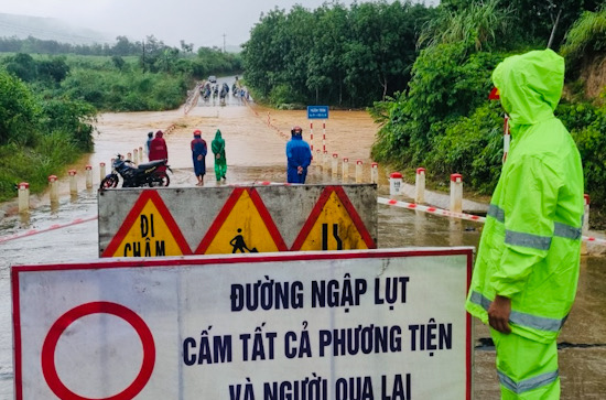 Mưa lớn, nước lũ dâng cao gây chia cắt tại địa bàn huyện Bố Trạch. Ảnh: Đức Tâm