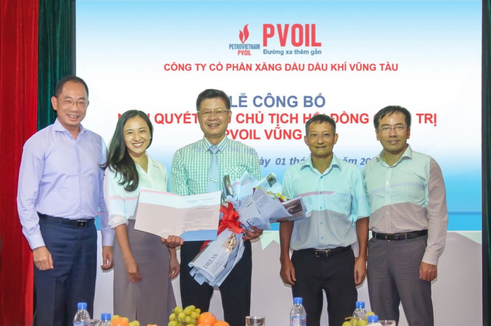 Ông Cao Hoài Dương – Bí thư Đảng ủy, Chủ tịch HĐQT PVOIL (bên trái), ông Lê Văn Nghĩa – Thành viên HĐQT PVOIL (bên phải) cùng HĐQT, Giám đốc PVOIL Vũng Tàu trao Nghị quyết và tặng hoa chúc mừng ông Trần Hải Bình.