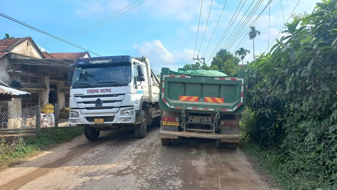 Xe tải lưu thông dày đặc ở Quảng Ngãi làm hỏng đường sá, gây nứt nhà dân