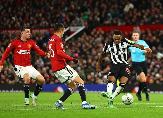 Thua tan tác Newcastle, Man United thành cựu vương League Cup - Ảnh 7.