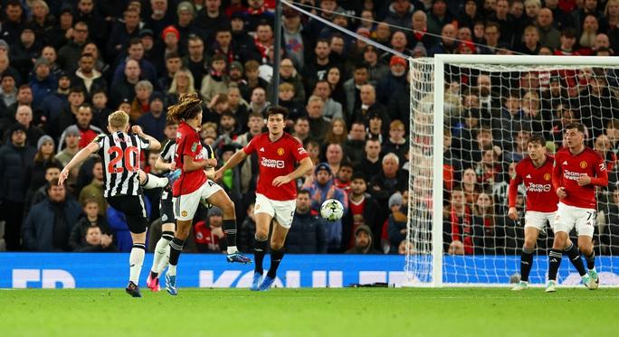 Thua tan tác Newcastle, Man United thành cựu vương League Cup - Ảnh 5.