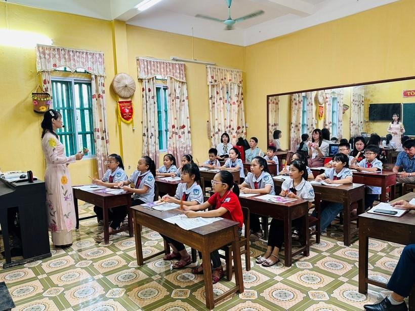 Giờ học Âm nhạc của cô giáo Ngô Thị Là, giáo viên Trường Tiểu học Hải Lý. Giờ học Âm nhạc của cô giáo Ngô Thị Là, giáo viên Trường Tiểu học Hải Lý.