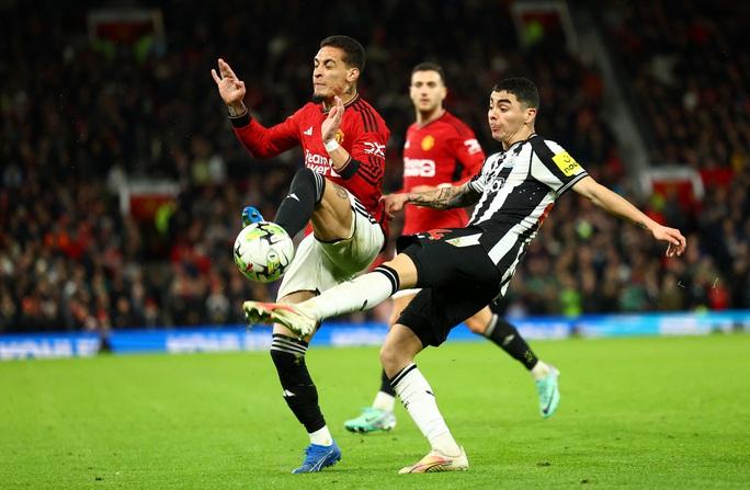 Thua tan tác Newcastle, Man United thành cựu vương League Cup - Ảnh 1.