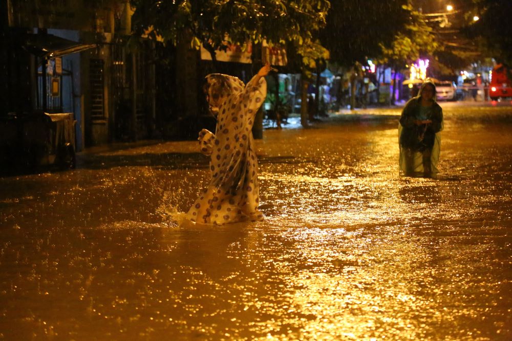 Do nước dâng cao, chảy xiết khiến nhiều người khó khăn khi di chuyển ra khỏi vùng ngập lụt.