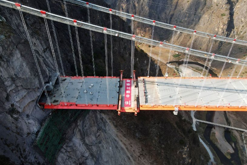 Trung Quốc dùng công nghệ tối tân xây cầu dây văng 1 trụ dài nhất thế giới, như ‘cần câu giữa trời’ khiến thế giới ngã mũ thán phục - Ảnh 6. Trung Quốc dùng công nghệ tối tân xây cầu dây văng 1 trụ dài nhất thế giới, như ‘cần câu giữa trời’ khiến thế giới ngã mũ thán phục - Ảnh 6.
