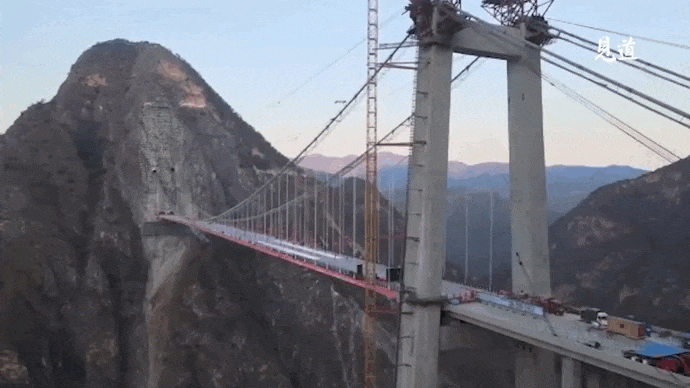 Trung Quốc dùng công nghệ tối tân xây cầu dây văng 1 trụ dài nhất thế giới, như ‘cần câu giữa trời’ khiến thế giới ngã mũ thán phục - Ảnh 1. Trung Quốc dùng công nghệ tối tân xây cầu dây văng 1 trụ dài nhất thế giới, như ‘cần câu giữa trời’ khiến thế giới ngã mũ thán phục - Ảnh 1.