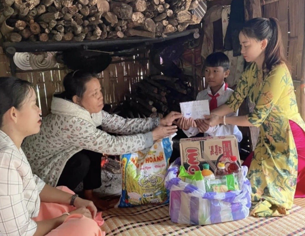 Cô Lựu trong một chuyến công tác thiện nguyện, giúp đỡ gia đình học sinh có hoàn cảnh khó khăn