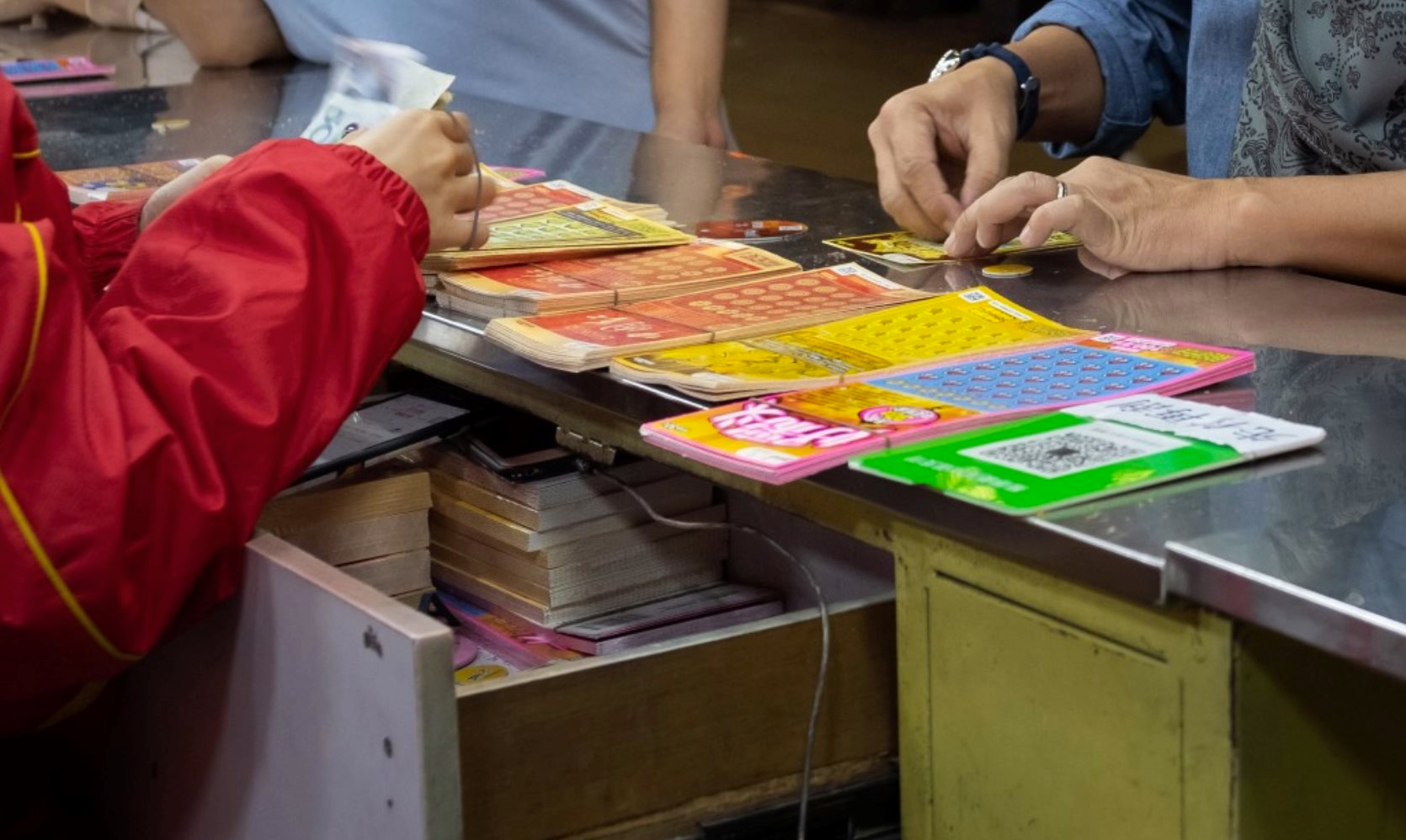 Người Trung Quốc ‘nghiện’ mua vé số: Muốn đổi đời sau 1 đêm, tin rằng kiếm chục tỷ đồng từ xổ số sẽ dễ hơn đi làm - Ảnh 1. Người Trung Quốc ‘nghiện’ mua vé số: Muốn đổi đời sau 1 đêm, tin rằng kiếm chục tỷ đồng từ xổ số sẽ dễ hơn đi làm - Ảnh 1.