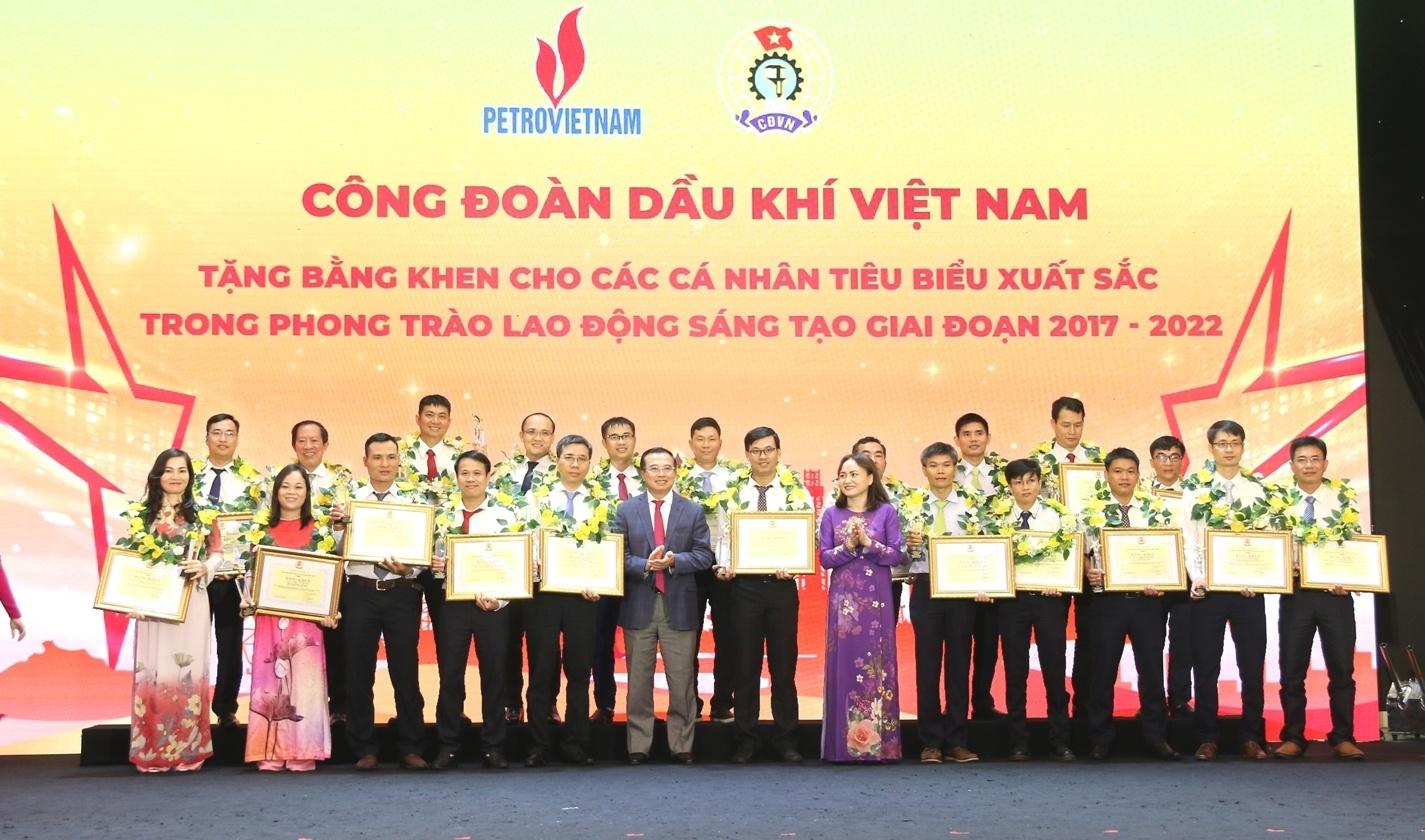 Lãnh đạo Petrovietnam và lãnh đạo CĐ DKVN trao Bằng khen của CĐ DKVN cho các cá nhân tiêu biểu xuất sắc trong phong trào Lao động sáng tạo giai đoạn 2017-2022.