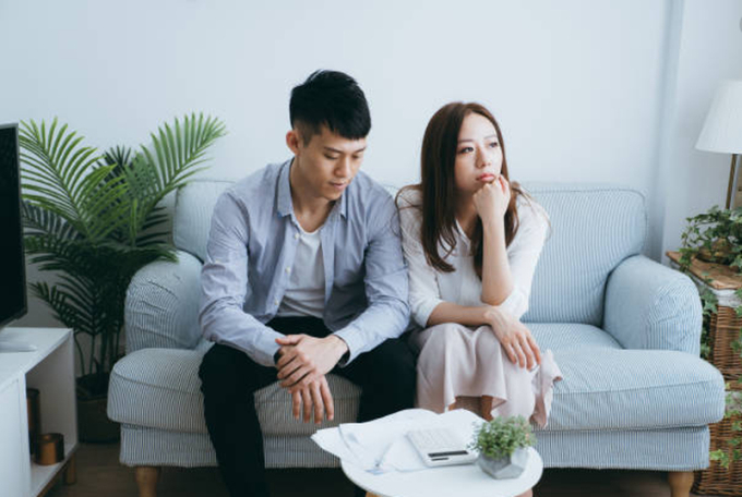 Áp lực trả nợ cộng dồn nỗi lo sắm Tết: Vợ chồng ở Hà Nội làm việc 18 tiếng/ngày vẫn nơm nớp lo không đủ tiền - Ảnh 1.