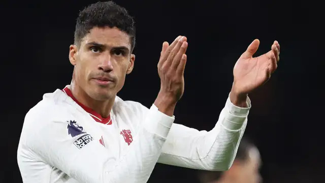 Varane từng có khoảng thời gian bị đẩy xuống băng ghế dự bị của Man United.  Ảnh: AFP