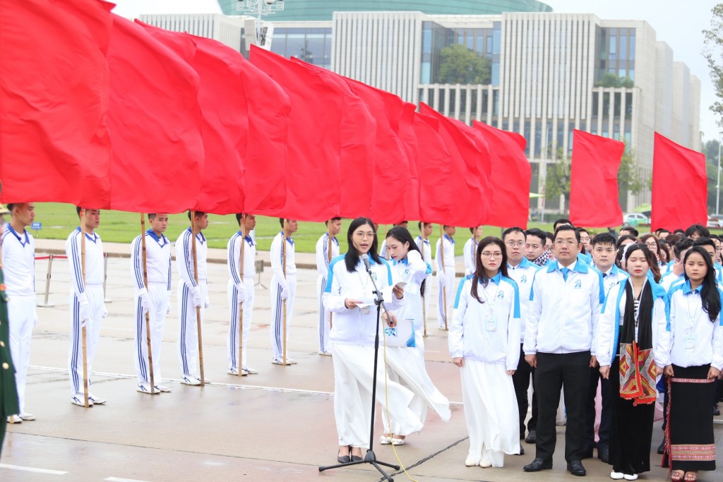 Trước khi diễn ra phiên trọng thể, các đại biểu sinh viên làm lễ bao công dâng Bác