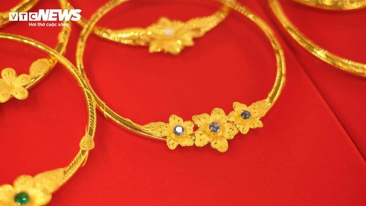 Giá vàng liên tục tăng sốc, người vay chấp nhận trả lãi cao thay vì trả vàng - Ảnh 1. Giá vàng liên tục tăng sốc, người vay chấp nhận trả lãi cao thay vì trả vàng - Ảnh 1.