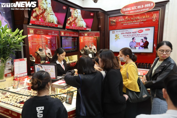Giá vàng liên tục tăng sốc, người vay chấp nhận trả lãi cao thay vì trả vàng - Ảnh 2. Giá vàng liên tục tăng sốc, người vay chấp nhận trả lãi cao thay vì trả vàng - Ảnh 2.
