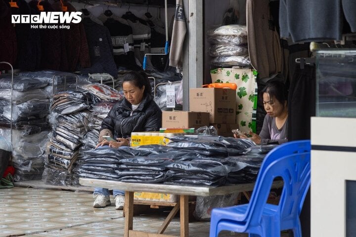 'Thiên đường mua sắm' vùng biên đìu hiu ngày cuối năm - Ảnh 4.