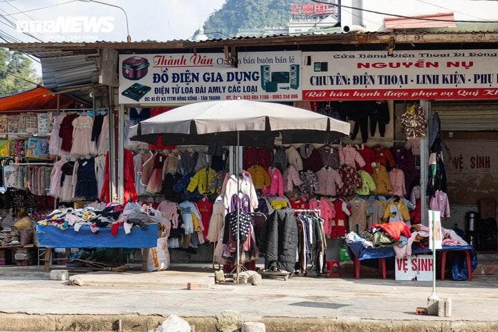 'Thiên đường mua sắm' vùng biên đìu hiu ngày cuối năm - Ảnh 2.