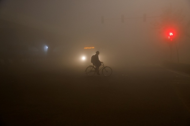 Sương mù dày đặc bao phủ thủ đô New Delhi - Ấn Độ  ngày 27-12Ảnh: REUTERS