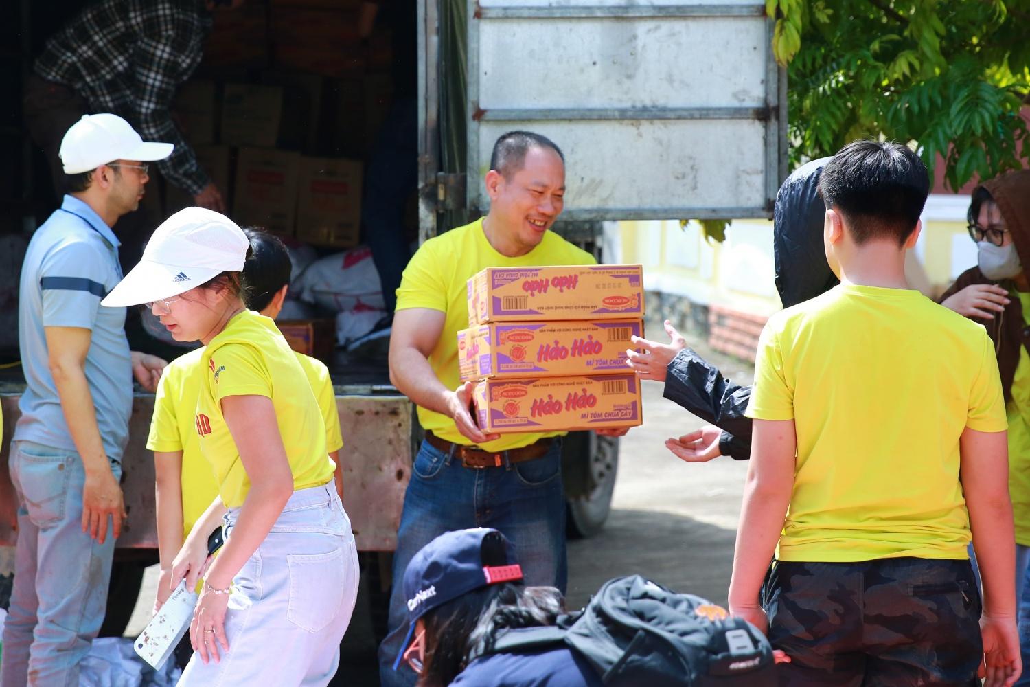 Ban Kinh doanh BSR mang “Tết ấm” đến vùng cao huyện Sơn Tây, tỉnh Quảng Ngãi