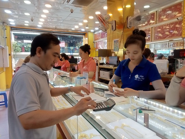 Giá vàng hôm nay 15-11: Vàng miếng SJC tăng nóng- Ảnh 1. Giá vàng hôm nay 15-11: Vàng miếng SJC tăng nóng- Ảnh 1.