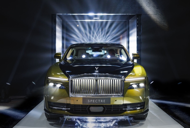Mẫu xe thuần điện đầu tiên của Rolls-Royce ra mắt tại Việt Nam: Giá gần 18 tỷ đồng! - Ảnh 1. Mẫu xe thuần điện đầu tiên của Rolls-Royce ra mắt tại Việt Nam: Giá gần 18 tỷ đồng! - Ảnh 1.