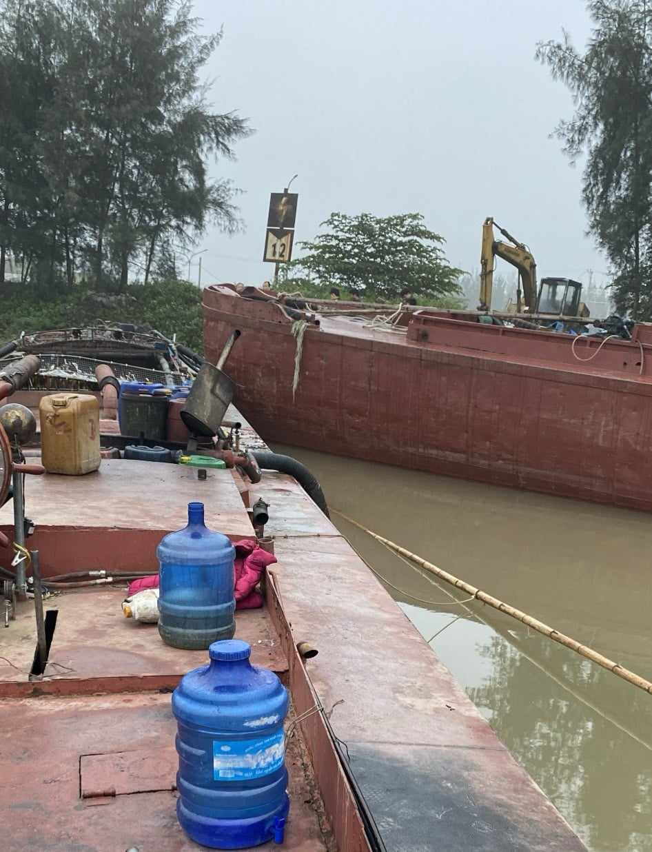 Sau mỗi chuyến khai thác trộm được, các đối tượng di chuyển phương tiện để chuyển cát sang phương tiện khác. Ảnh: Nam Hồng