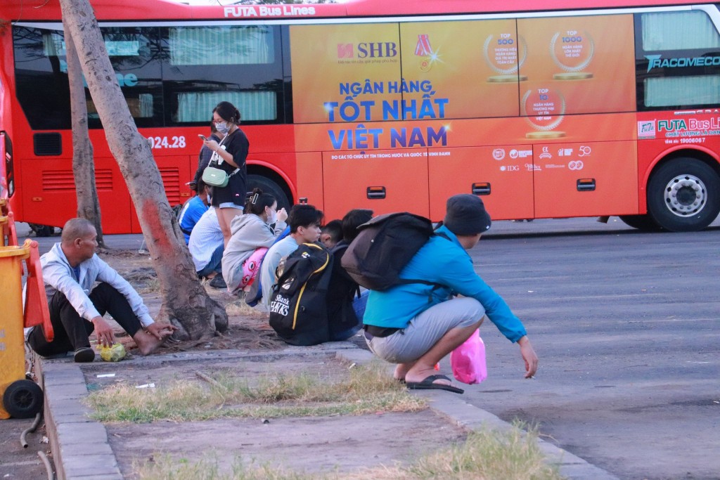 Đại diện BXMT cho biết, lượng khách tại bến sẽ tăng cao vào các ngày cao điểm cuối năm, cụ thể từ ngày 6 - 8/2/2024, nhằm ngày 27 đến 29/12 tháng Chạp.  BXMT dự báo trong dịp Tết Nguyên đán, lượng xe tăng trên 7% và lượng khách tăng trên 29% so với cùng kỳ năm 2023.