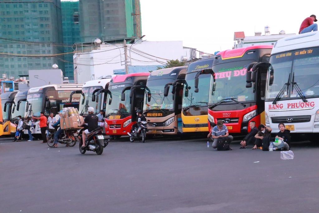 TP Hồ Chí Minh: Bến xe tấp nập người dân về quê ăn Tết